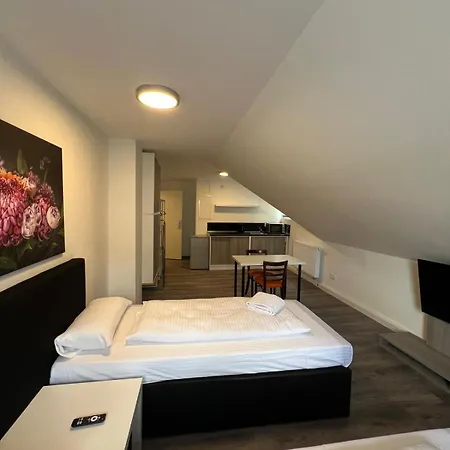 V3-6 Geraeumige Monteur Mit 2 Schlafzimmern Apartment *