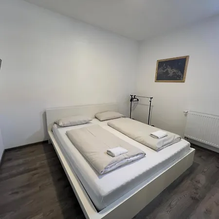 V3-6 Geraeumige Monteur Mit 2 Schlafzimmern Apartment Hannover