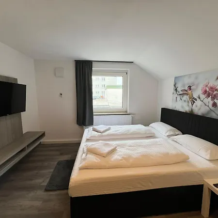 V3-6 Geraeumige Monteur Mit 2 Schlafzimmern *