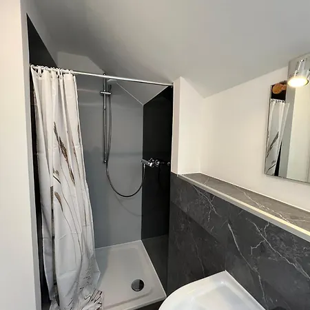 V3-6 Geraeumige Monteur Mit 2 Schlafzimmern Hannover