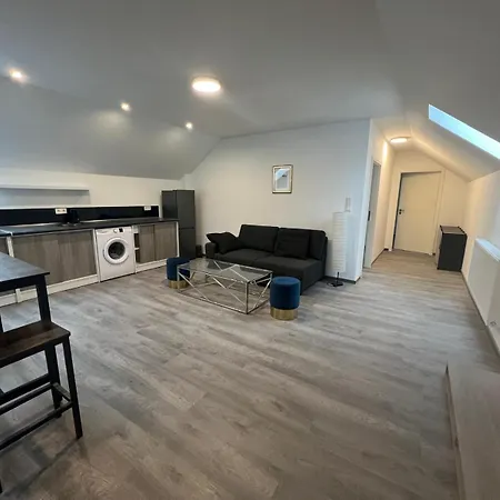 V3-6 Geraeumige Monteur Mit 2 Schlafzimmern Apartment *