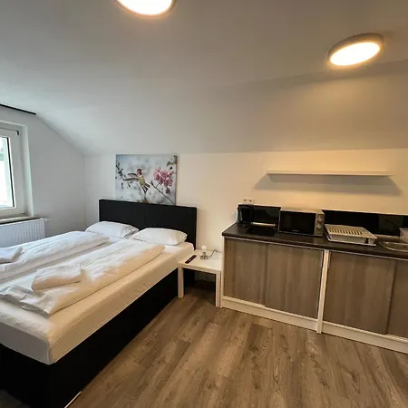 V3-6 Geraeumige Monteur Mit 2 Schlafzimmern Apartment