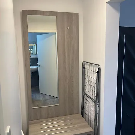 V3-6 Geraeumige Monteur Mit 2 Schlafzimmern Apartment *